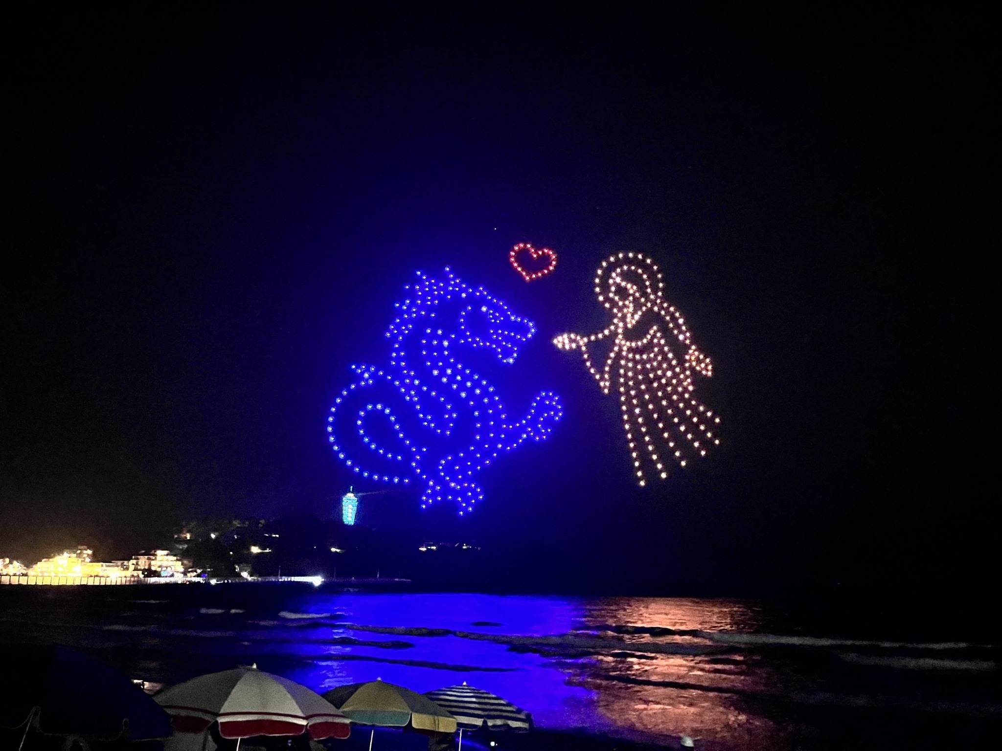 8月19日（火）に、江の島の伝説をもとにしたドローンショーを初開催来場者に新たな文化的エンターテインメントを提供し約3.5万人から大歓声