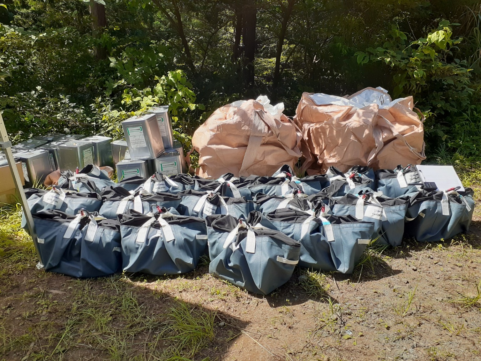 物流ドローン『SkyLift』が、中電工業の送電鉄塔工事で1.6トンの塗料運搬