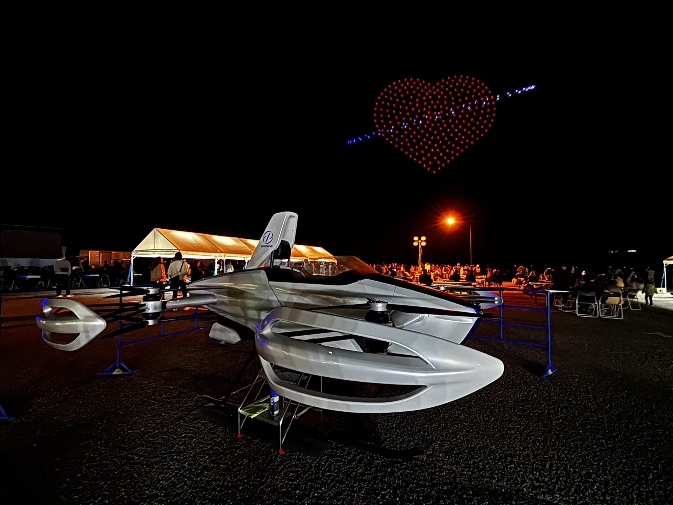 5,000名超が来場！「長崎空創祭2025」にて300機のドローンショー及び「空飛ぶクルマ」展示を実施～ハウステンボスの夜空を彩る光のアートと次世代モビリティが共演～